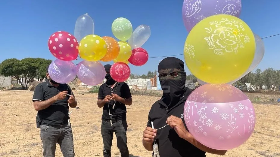 פלסטינים מפריחים בלוני תבערה היום בעזה