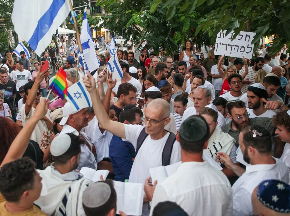 מוחים נגד תפילה בהפרדה בכיכר דיזנגוף בתל אביב