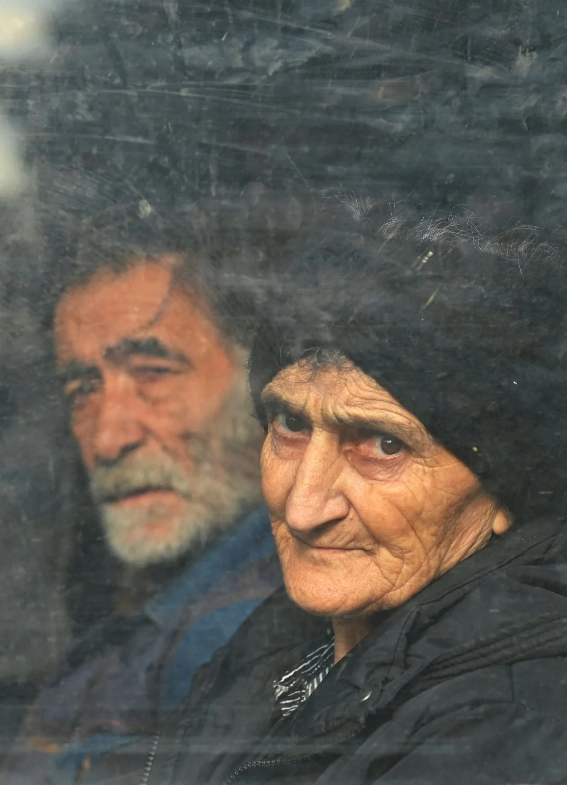 אזרחים ארמנים באוטובוס בדרכם לצאת מנגורנו קרבאך