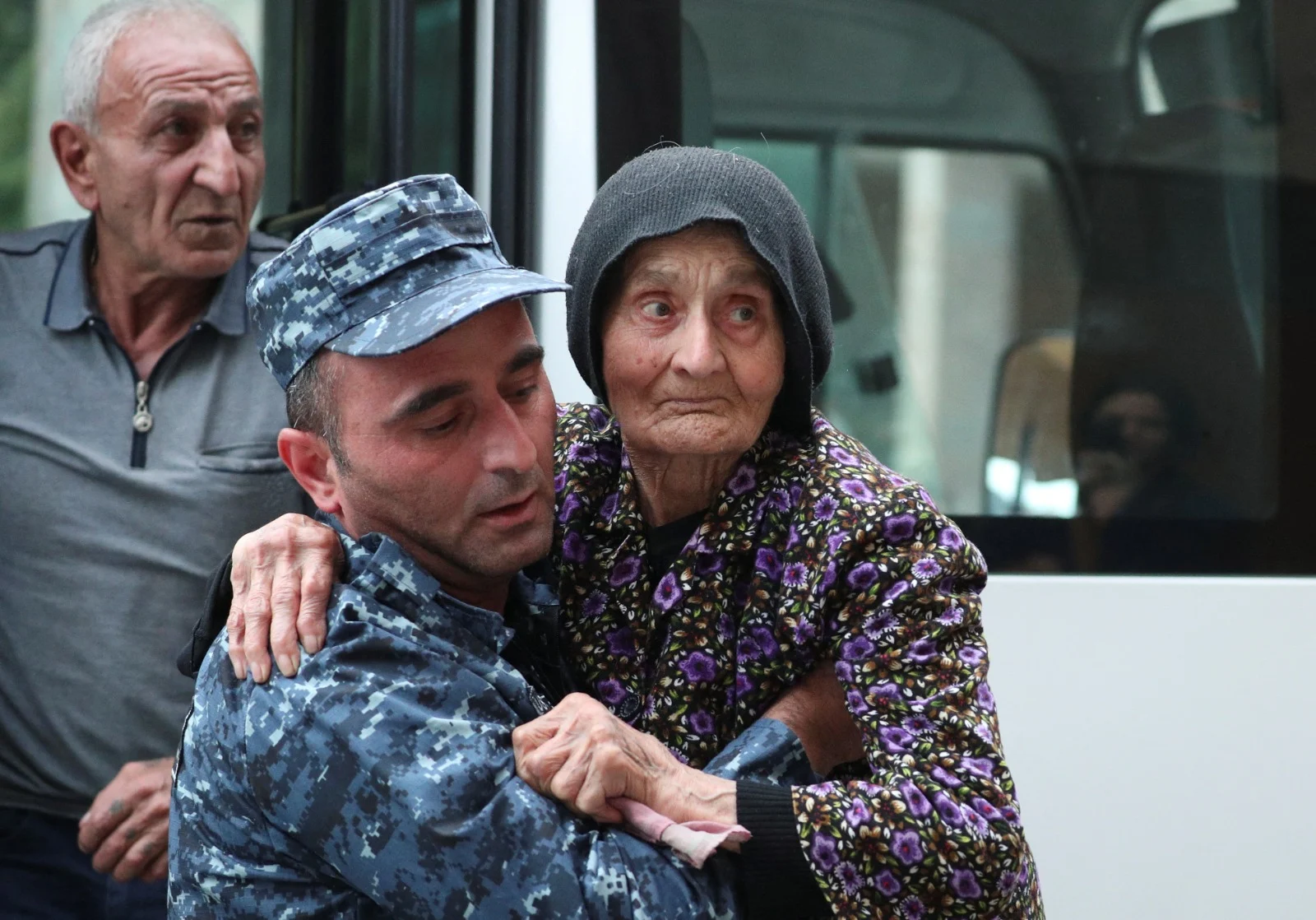 פליטה ארמנית מגיעה למחסום צבאי בקונידזור, ארמניה