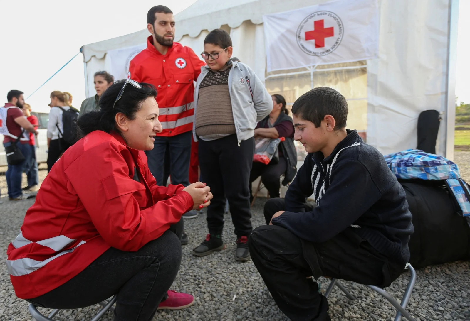מגישים עזרה לפליטים ארמנים בקונידזור, ארמניה